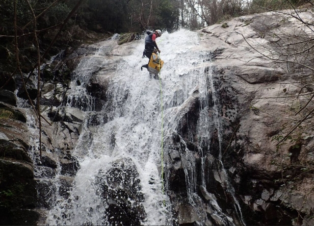 Colocando la cuerda en la cascada
